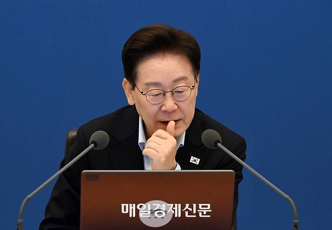 이재명 대통령이 21일 청와대에서 열린 제31회 국무회의에서 발언하고 있다. [청와대사진기자단]