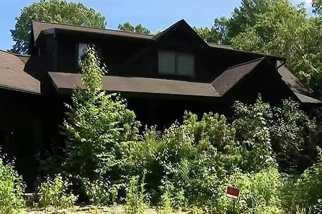 경매에 나온 압류 주택을 시세보다 약 4억원 저렴한 가격에 낙찰 받은 미국 남성이 집 안에서 시신 3구를 발견했다. 사진은 시신이 발견된 미국 코네티컷주 버링턴의 주택의 모습. /사진=NBC 코네티컷