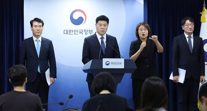 김영수 행정안전부 의정관(가운데), 이인구 국방부 인사기획관(오른쪽 첫번째), 김병찬 경찰청 경무인사기획관이 21일 오후 서울 종로구 정부서울청사에서 반헌법적 행위, 간첩조작사건 관련자 등 부적절한 정부포상 대대적 취소 관련 합동 브리핑을 하고 있다. /사진=뉴시스 /사진=조수정