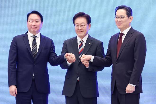 이재명 대통령과 이재용(오른쪽) 삼성전자 회장, 최태원 SK 회장이 지난달 29일 청와대 영빈관에서 열린 ‘대한민국 대도약 3대 메가프로젝트 국민보고회’에서 기념촬영을 하고 있다. /사진=뉴시스