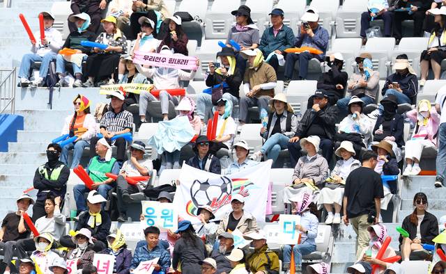 지난 5월 23일 경기 수원종합운동장에서 열린 2025∼2026시즌 아시아축구연맹(AFC) 여자 챔피언스리그(AWCL) 결승전 도쿄 베르디 벨레자와 내고향여자축구단의 경기를 찾은 관중들이 내고향여자축구단을 응원하고 있다. 뉴시스