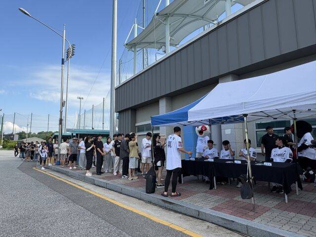 19일 KT 퓨처스 서머리그 행사를 맞아 경기 개시 전부터 많은 팬들이 익산 야구장을 찾았다./KT 위즈 제공