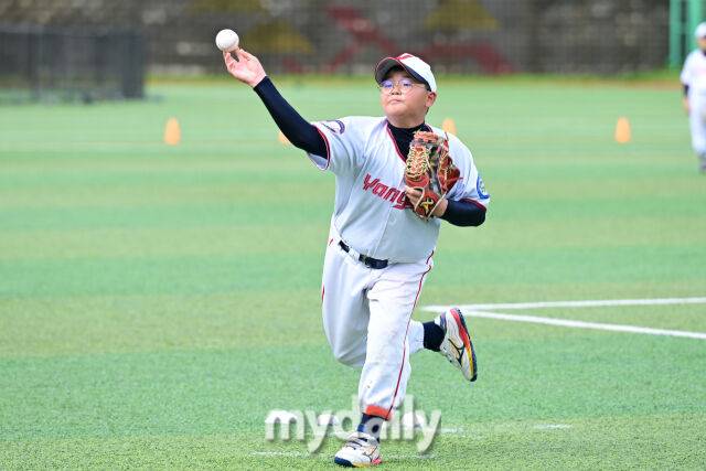 20일 강원도 횡성군 횡성베이스볼파크에서 열린 '2026 제3회 마이데일리배 전국유소년야구대회' 꿈나무(현무)리그 (U-11) 태백시와 양구군 경기.대한유소년야구연맹(회장 이상근) 양구군 유소년야구단 한서준이 힘차게 투구하고 있다./횡성=한혁승 기자