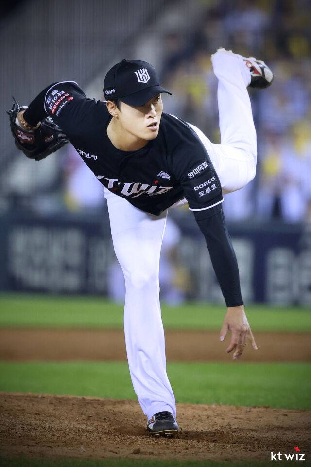 전용주가 7월 19일 서울 잠실야구장에서 열린 LG 트윈스전 공을 던지고 있다./KT 위즈 제공