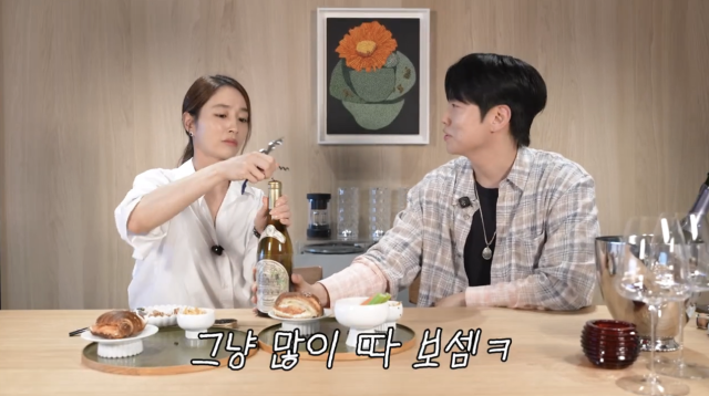 이민정이 남다른 와인 사랑과 수준급 와인 오프너 실력을 공개했다. / 유튜브 채널 '이민정 MJ'