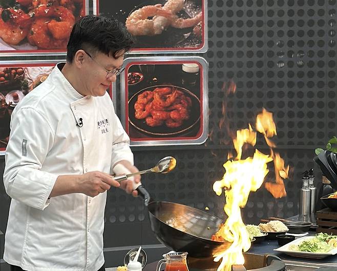 요리하는 여경래 셰프. [제이에스씨엔아이 제공]