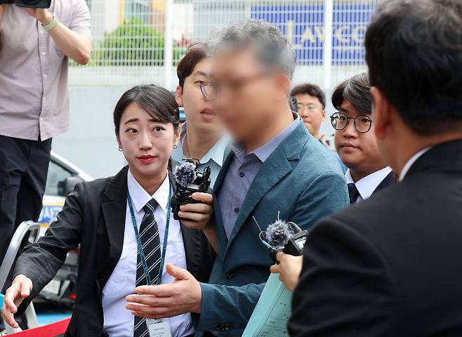 장윤기 사건에 대해 살인과 성범죄 사건을 분리 수사하도록 지시한 협의를 받는 전남광주통합특별시 광산경찰서 형사과장 A 경정이 21일 구속 전 피의자 심문(영장 실질 심사)을 받기 위해 동구 지산동 광주지방법원에 출석하고 있다. [연합]