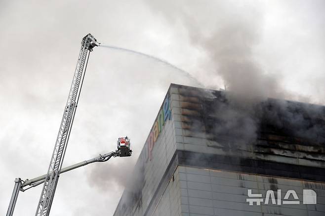 [인천=뉴시스] 고승민 기자 = 지난 18일 오전 화재가 시작된 인천 서해구 석남동 쿠팡32물류센터에서 20일 오전 소방당국이 진화작업을 하고 있다. 2026.07.20. kkssmm99@newsis.com