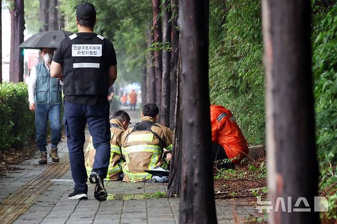 [인천=뉴시스] 고승민 기자 = 지난 18일 오전 화재가 시작된 인천 서해구 석남동 쿠팡32물류센터 인근 도로에서 20일 오전 소방대원들이 진화작업 후 보도에 앉아 식사를 하고 있다. 2026.07.20. kkssmm99@newsis.com