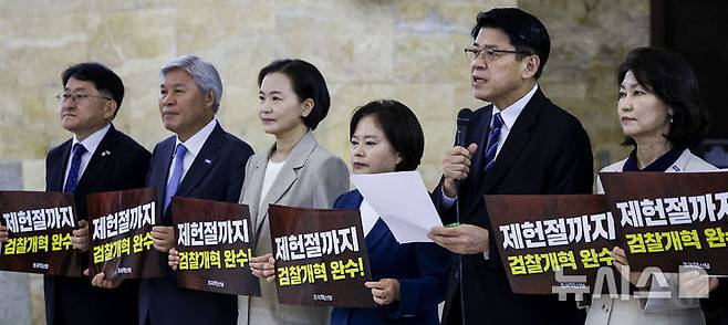 [서울=뉴시스] 정병혁 기자 = 김준형 조국혁신당 대표 권한대행 겸 원내대표가 지난 14일 서울 여의도 국회 로텐더홀에서 열린 의원총회에서 발언하고 있다. 2026.07.14. jhope@newsis.com