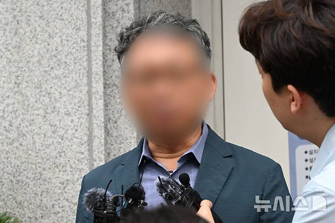 [전남광주=뉴시스] 이현행 기자 = '장윤기 사건'과 관련해 직무유기 혐의 등을 받고 있는 전 광주 광산경찰서 소속 A경정이 21일 오전 전남광주 동구 광주지법에서 열리는 구속 전 피의자 심문(영장실질심사)에 출석하고 있다. 2026.07.21. lhh@newsis.com