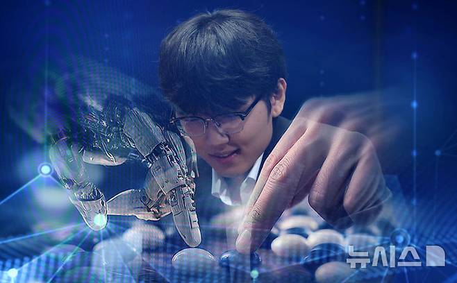 [서울=뉴시스] 조성우 기자 = 신진서 9단이 21일 서울 중구 한국경제TV 스튜디오에서 열린 쎈수학·한경 기신전 인공지능(AI) 바둑 프로그램 카타고와의 최종국에서 승리한 뒤 복기하며 미소짓고 있다. 2026.07.21. xconfind@newsis.com