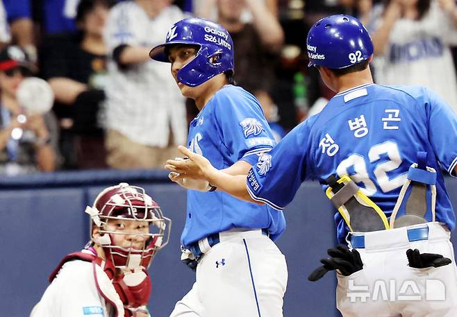 [서울=뉴시스] 박주성 기자 = 21일 오후 서울 구로구 고척스카이돔에서 열린 프로야구 2026 KBO리그 삼성 라이온즈 대 키움 히어로즈의 경기, 8회초 노아웃 삼성 이재현이 역전 솔로 홈런을 치고 정병곤 1루 주루코치와 기쁨을 나누고 있다. 2026.07.21. park7691@newsis.com