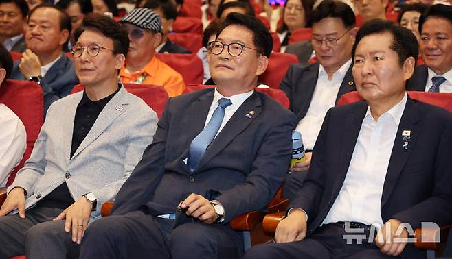 [서울=뉴시스] 고범준 기자 =지난 12일 서울 여의도 국회의원회관에서 열린 전국자치분권민주지도자회의(KDLC)에서 더불어민주당 당 대표 후보 김민석(왼쪽부터) 전 국무총리, 송영길 의원, 전청래 전 대표가 자리하고 있다. 2026.07.12. bjko@newsis.com