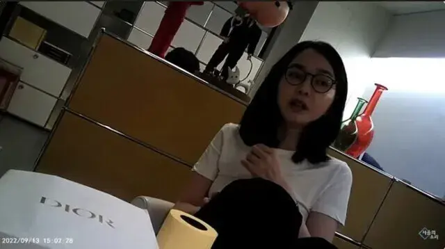 지난 2022년 9월13일, 윤석열 대통령 부인 김건희 여사가 재미동포 통일운동가 최재영 목사로부터 300만원 상당의 디올백을 선물 받는 모습. (서울의 소리 동영상 갈무리)