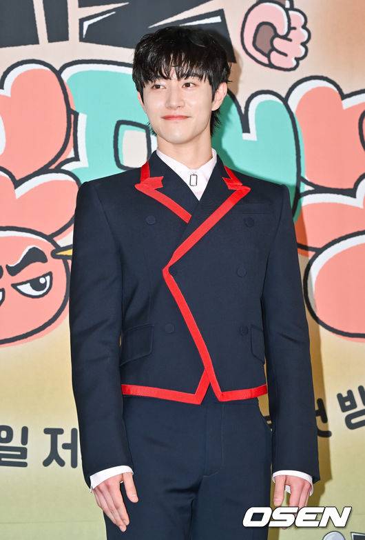 [OSEN=박준형 기자]  17일 오후 서울 상암동 스탠포드 호텔에서 JTBC 새 예능 ‘대결! 팽봉팽봉’ 제작발표회가 진행됐다.'대결! 팽봉팽동'은 요식업에 사활을 건 대표 코미디언 이봉원과 팽현숙이 해외의 작은 섬에 나란히 두 개의 식당을 내고 영업 대결을 펼치는 리얼리티 예능 프로그램으로 이날 행사에는 이진주 PD, 신혜원 PD, 최양락, 이봉원, 팽현숙, 이은지, 유승호, 곽동연이 참석했다.  배우 곽동연이 포즈를 취하고 있다.   2025.04.17 / soul1014@osen.co.kr