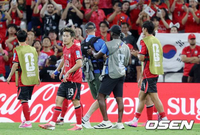 [OSEN=몬테레이(멕시코), 이대선 기자] 홍명보 감독이 이끄는 대한민국 축구대표팀은 25일(이하 한국시간) 오전 10시 멕시코 몬테레이 스타디움에서 개최된 2026 국제축구연맹(FIFA) 북중미 월드컵 조별리그 A조 최종전에서 남아프리카공화국에게 0-1 충격패를 당했다. 1승2패가 된 한국은 A조 3위로 밀리며 32강 자력진출에 실패했다. 한국은 나머지 조들의 상황을 따져보고 32강에 진출할 가능성은 남아있다.경기 종료 후 대한민국 이강인이 패배에 아쉬워하고 있다. 2026.06.25 /sunday@osen.co.kr