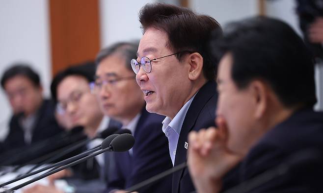 이재명 대통령이 21일 청와대에서 열린 국무회의에서 발언하고 있다. 연합뉴스