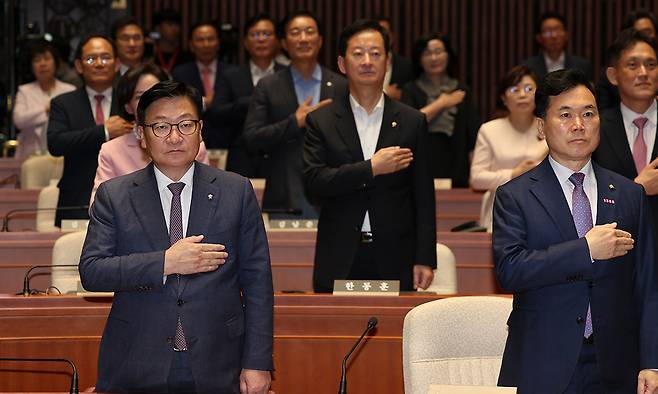 정점식 국민의힘 원내대표가 21일 서울 여의도 국회에서 열린 의원총회에서 국민의례를 하고 있다. 뉴시스