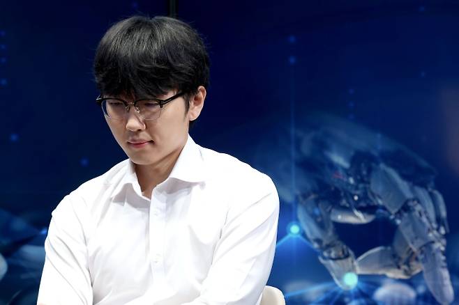 AI카타고와 대국 펼치는 신진서 9단 - 바둑 세계 랭킹 1위 신진서 9단이 21일 오전 서울 중구 한국경제TV 스튜디오에서 열린 ‘쎈수학·한경 기신전’ 제3국에서 인공지능(AI) ‘카타고(KataGo)’와 대국을 펼치고 있다. 2026.7.21 뉴스1