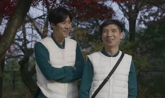 2023년 삼성화재가 제작한 장애 이해 드라마 ‘갈채’에 출연한 유 프로(오른쪽)