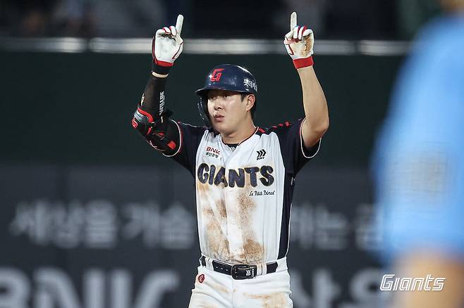 롯데 나승엽이 21일 사직 SSG전서 안타를 친 뒤 세리머니를 하고 있다. 사진제공｜롯데 자이언츠