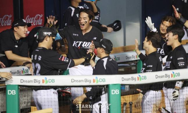 KT 장성우(아래 왼쪽)가 19일 잠실 LG전 8회초 솔로 홈런을 날린 뒤 홈인해 동료들의 환영을 받고 있다. /사진=김진경 대기자