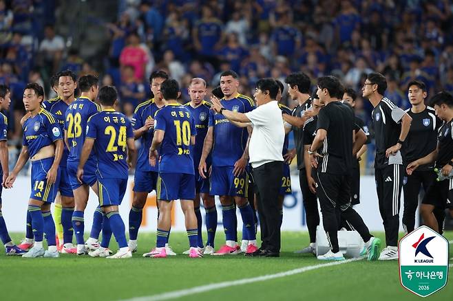 지난 11일 울산 문수축구경기장에서 열린 울산 HD와 전북 현대 도중 진행된 쿨링 브레이크. /사진=한국프로축구연맹 제공