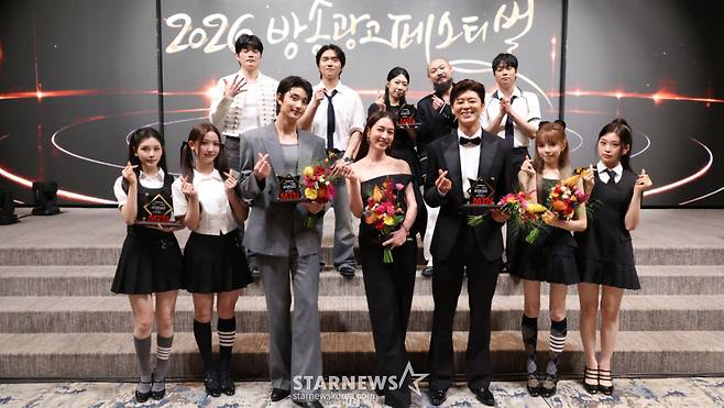 2026 MTN 방송광고 페스티벌이 21일 오후 서울 마포구 상암동 중소기업DMC타워 컨벤션홀에서 열렸다.  배우 이민정을 비롯한 CF 모델들이 시상식 후 포즈를 취하고 있다.  배우 이민정이 CF스타상 최우수상, 가수 박지현이 CF스타상 우수상, 배우 김재원과 비트펠라하우스 & 베이비돈크라이 등이 CF스타상 신인상을 수상했다.  이날 행사는 유튜브 채널 '애드립TV'를 통해 실시간 생중계된다. /사진=김진경 kim.jinkyung@