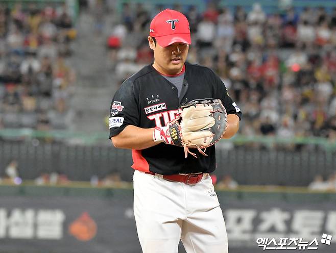18일 오후 인천SSG랜더스필드에서 열린 '2026 신한 SOL Bank KBO리그' KIA 타이거즈와 SSG 랜더스의 경기, 7회말 KIA 박상준이 포구실책을 한 후 아쉬워하고 있다. 엑스포츠뉴스 DB