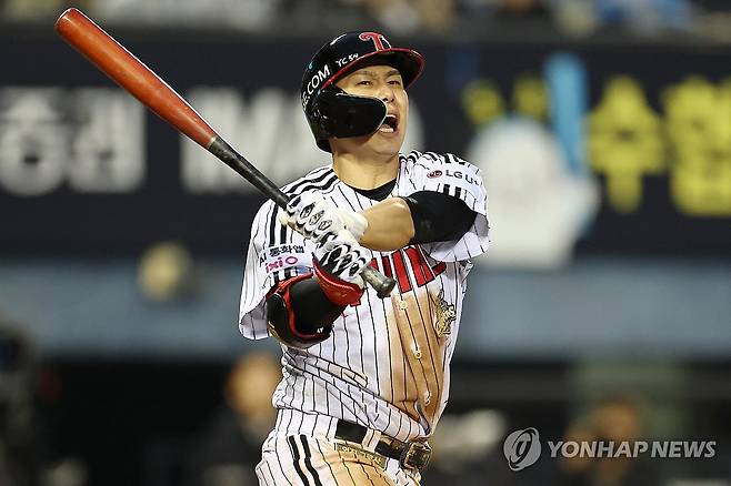 홍창기 ‘아쉬운 삼진’ (서울=연합뉴스) 윤동진 기자 = 7일 잠실야구장에서 열린 2026 KBO 리그 두산 베어스 대 LG 트윈스 경기. 2회 말 2사 2,3루 때 LG 홍창기가 삼진 아웃 당한 후 아쉬운 표정을 짓고 있다.  2026.5.7 mon@yna.co.kr