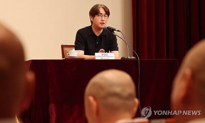 진우스님과 대담하는 하정우 전 수석 (서울=연합뉴스) 이진욱 기자 = 21일 서울 종로구 한국불교역사문화기념관에서 하정우 전 청와대 AI미래기획수석이 'AI 시대, 한국불교의 미래를 말하다' 주제 강연에 앞서 조계종 총무원장 진우스님과 대담하고 있다. 2026.7.21 cityboy@yna.co.kr