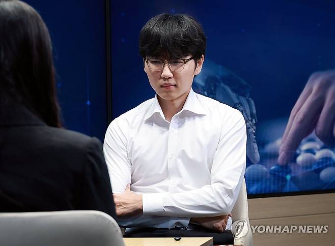 AI 카타고와 대국 펼치는 신진서 (서울=연합뉴스) 한종찬 기자 = 바둑 세계 랭킹 1위 신진서 9단이 현존하는 최고 수준의 바둑 AI 프로그램 카타고(KataGo)와 쎈수학·한경 기신전(棋神戰) 3번기를 치른다. 신진서가 21일 서울 중구 한국경제TV 스튜디오에서 열린 경기에서 대국 시작을 기다리고 있다. 2026.7.21 saba@yna.co.kr