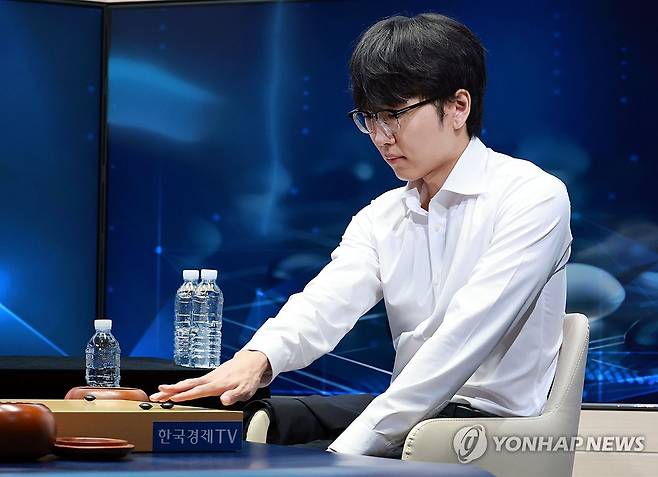 착수하는 신진서 (서울=연합뉴스) 한종찬 기자 = 바둑 세계 랭킹 1위 신진서 9단이 현존하는 최고 수준의 바둑 AI 프로그램 카타고(KataGo)와 쎈수학·한경 기신전(棋神戰) 3번기를 치른다. 신진서가 21일 서울 중구 한국경제TV 스튜디오에서 열린 경기에서 착수하고 있다. 2026.7.21 saba@yna.co.kr