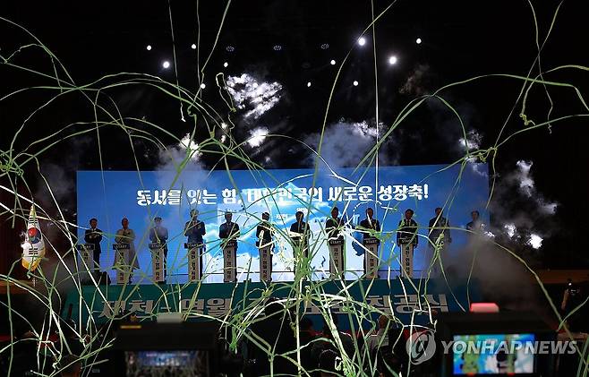 제천∼영월 고속도로 착공식 (영월=연합뉴스) 경기 평택에서 충북 제천과 강원 영월을 거쳐 삼척까지 동서로 횡단하는 핵심축인 제천∼영월 고속도로 착공식이 21일 오후 2시 영월스포츠파크 실내체육관에서 열린 가운데 주요 참석자들이 착공 이벤트 버튼을 누르고 있다. [영월군 제공.재판매 및 DB 금지] 2026.7.21 jlee@yna.co.kr