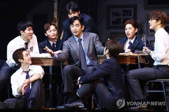 명작의 위대한 재탄생 (서울=연합뉴스) 진연수 기자 = 21일 오후 서울 종로구 NOL 씨어터 대학로 우리카드홀에서 열린 연극 '죽은 시인의 사회' 프레스콜에서 차인표와 배우들이 주요장면을 시연하고 있다. 2026.7.21 jin90@yna.co.kr