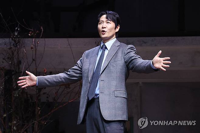 연정훈, 연극 도전 (서울=연합뉴스) 진연수 기자 = 배우 연정훈이 21일 오후 서울 종로구 NOL 씨어터 대학로 우리카드홀에서 열린 연극 '죽은 시인의 사회' 프레스콜에서 주요장면을 시연하고 있다. 2026.7.21 jin90@yna.co.kr