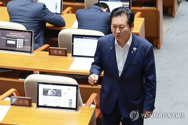 필리버스터 종결 투표 마친 민주당 정청래 당대표 후보 (서울=연합뉴스) 신현우 기자 = 더불어민주당 정청래 당 대표 후보가 21일 국회에서 열린 7월 임시국회 제1차 본회의에서 전날 상정된 2차 종합특검 연장법안(윤석열·김건희에 의한 내란·외환 및 국정농단 행위의 진상규명을 위한 특별검사 임명 등에 관한 법률 일부개정법률안)에 대한 무제한 토론 종결 동의의 건 투표를 마치고 자리로 돌아가고 있다. 2026.7.21 nowwego@yna.co.kr