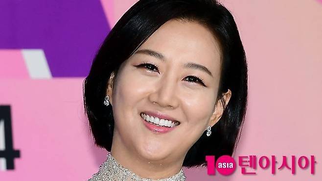 가수 장윤정이 공식석상에서 미소를 짓고 있다. / 사진=텐아시아 DB