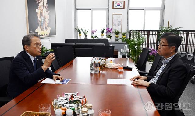 송기헌 국회 과학기술정보방송통신위원장이 15일 서울 국회의사당 본관에서 심은석 강원일보 서울본부장과 인터뷰하고 있다. 서울=임도혁기자