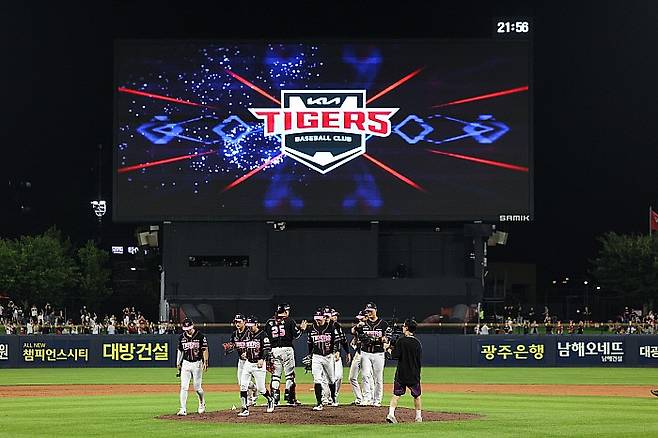 KIA 선수단 하이파이브. KIA구단 제공