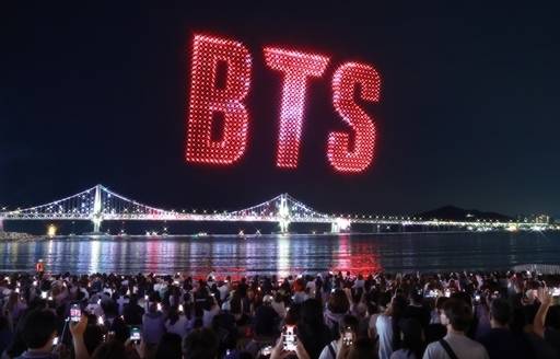 BTS 부산 공연을 맞아 지난달 광안리해수욕장에서 ‘BTS 월드투어 아리랑 IN 부산’을 환영하는 드론 라이트 쇼가 펼쳐졌다.