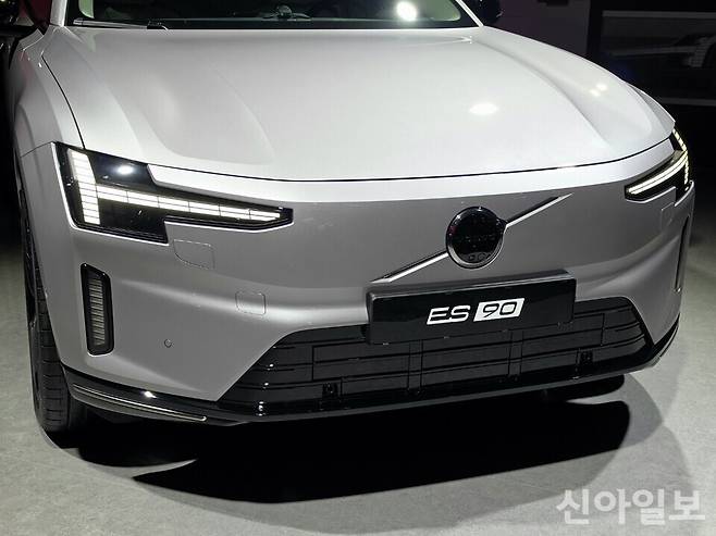 볼보 ES90 전면부. 새로운 '토르의 망치' LED 헤드램프와 막힌 프런트 그릴, 공기역학을 고려한 디자인이 적용됐다.[사진=윤경진 기자]