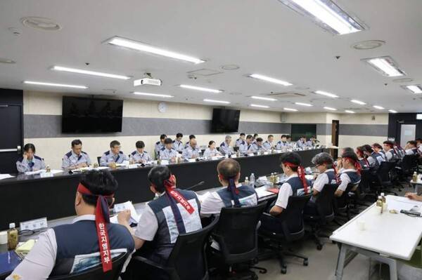 한국GM&nbsp;노조측과 사측의 임단협 교섭 모습.[사진=연합]