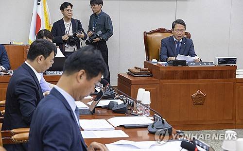 형사소송법 개정안 심사 위한 법사위 제1소위 개회(서울=연합뉴스) 황광모 기자 = 국회 법제사법위원회 제1소위 위원장인 더불어민주당 김승원 의원이 22일 국회에서 법사위 제1소위를 개회한 뒤 안건을 설명하고 있다. 2026.7.22 hkmpooh@yna.co.kr