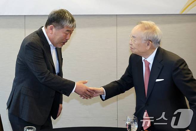 김동명 한국노총 위원장(왼쪽)과 손경식 한국경영자총협회 회장 서울 중구 프레스센터에서 열린 '제1차 노사정 대표자 만남'에서 악수를 하고 있다. 2026.3.26 ⓒ 뉴스1 황기선 기자