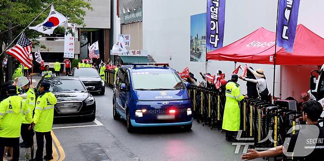 김건희 여사를 태운 호송차가 22일 경기 과천 2차 종합특검 사무실 지하주차장으로 들어서고 있다. 2차 종합특검팀(특별검사 권창영)은 이날 윤석열 전 대통령 관저 이전과 관련 특정범죄가중처벌법상 알선수재와 직권남용 혐의로 김 여사를 피의자 신분으로 소환했다. 2026.7.22 ⓒ 뉴스1 이호윤 기자