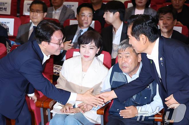 더불어민주당 당권 주자인 김민석, 정청래 의원이 22일 서울 여의도 국회 의원회관에서 열린 '민주당, 청년을 담아 노동을 잇다' 행사에서 인사하고 있다. 2026.7.22 ⓒ 뉴스1 신웅수 기자