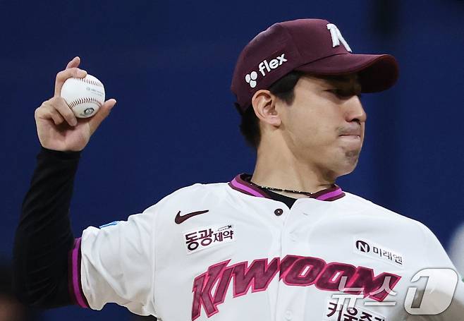22일 서울 구로구 고척스카이돔에서 열린 '2026 신한은행 SOL KBO리그' 삼성 라이온즈와 키움 히어로즈의 경기, 7회초 무사 만루에서 구원 퉁판한 키움 유토가 힘차게 공을 뿌리고 있다. 2026.7.22 ⓒ 뉴스1 오대일 기자