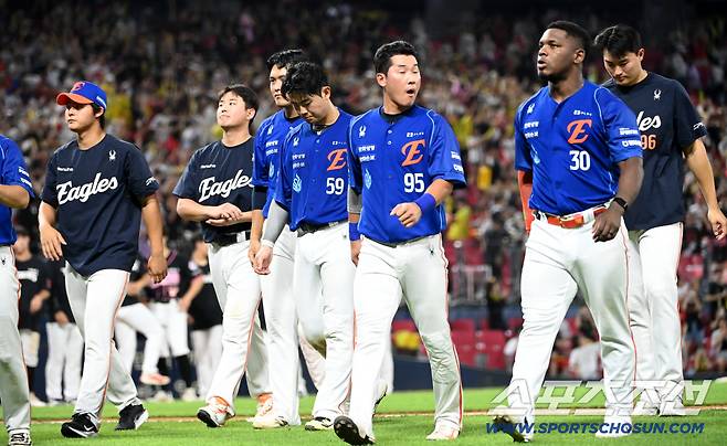 21일 광주KIA챔피언스필드에서 열린 한화와 KIA의 경기. KIA가 7대3으로 승리하며 4연승을 달렸다. 4연패에 빠진 한화 선수단이 그라운드를 빠져나가고 있다. 광주=허상욱 기자wook@sportschosun.com/2026.07.21/